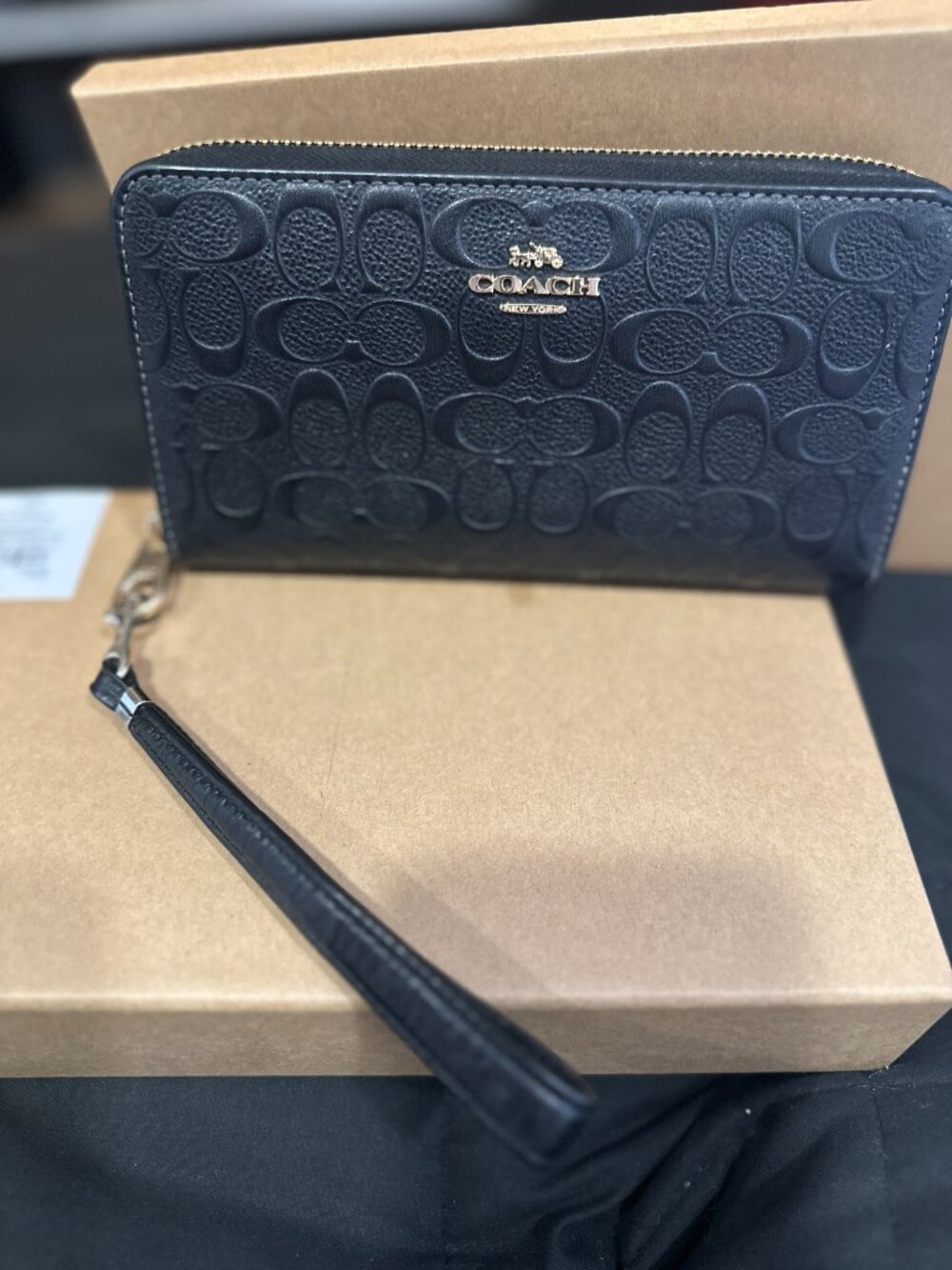 Coach Blk CF464 Long Zip Wallet/Wristlet w Strap and Charm. Like New-Barely Used - Picture 3 of 17